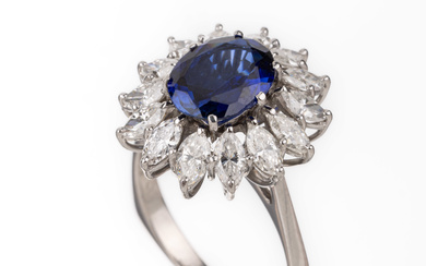 14 kt gold diamond-sapphire-ring , WG 585/000, oval bevelled sapphire...