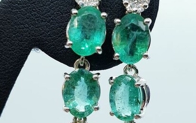 18 kt. White gold - Earrings - 5.50 ct Emerald - Diamonds