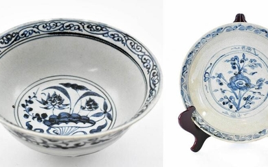 2 SWATOW BLUE AND WHITE DECORATED PORCELAIN BOWLS