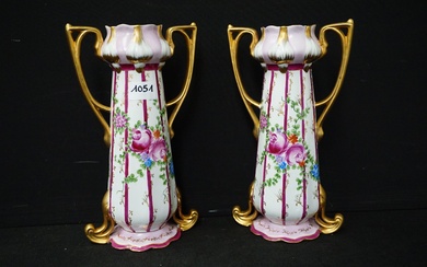 2 beaux vases en porcelaine - Signé en bas - Décor floral - H :...