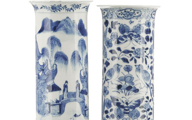 2 vases tubulaires en porcelaine, Chine, XIXe s., décor en bleu, h. 26,5 cm et 25,5 cm