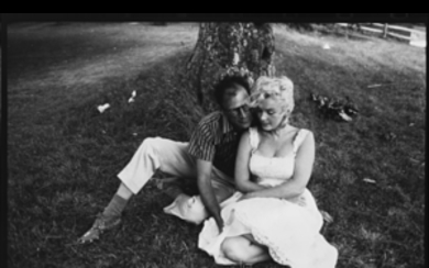 SAM SHAW ( 1912 - 1999 ) , Arthur Miller e Marilyn Monroe 1956 ca. Vintage gelatin silver print, ascribed to Sam Shaw. Notes on the verso. 6.1...
