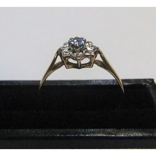 9ct yellow gold, white & blue sapphire cluster ring Approx...