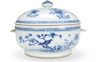 A CHINESE BLUE AND WHITE CIRCULAR TUREEN AND COVER
