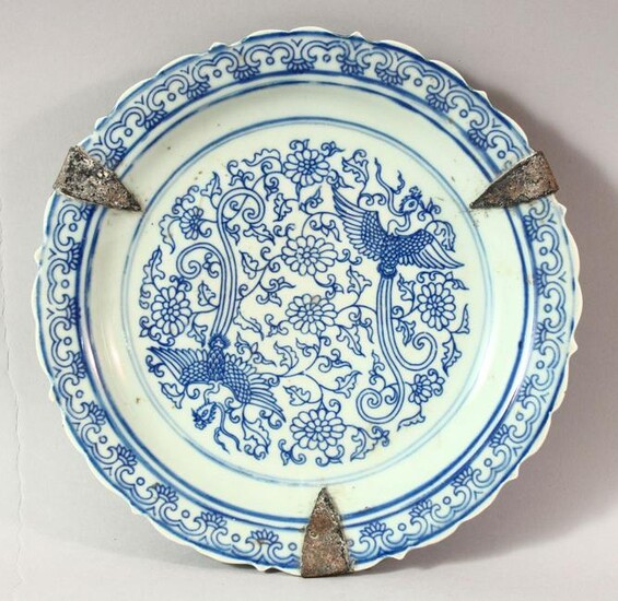 A CHINESE BLUE AND WHITE PORCELAIN DISH, the centre