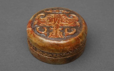 A CHINESE SOAPSTONE ARCHAISTIC 'TAOTIE' BOX AND COVER 清十八至十九世紀 硬石仿古饕餮紋蓋盒