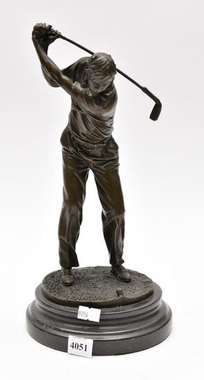 A CONTEMPORARY BRONZE OF A MALE GOLFER ON MARBLE BASE (32CM HIGH)