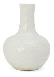 A Chinese Dehua porcelain small vase, tianqiuping,...