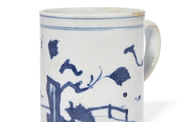 A Chinese porcelain blue and white mug, Nanking Cargo, circa 1750, painted with a garden scene, 10.3cm high Provenance: 'The C. de Beau Collection' paper label to base 約一七五零年 「南京船貨」青花庭園圖馬克杯 來源： 底部收藏標籤「The C. de Beau Collection」