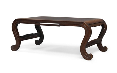 A Chinese rosewood low table, kang zhuo, early 19th century, with a flat top and curved ends, supported by s-shaped legs decorated with scrolling motif, bracket shaped stretchers to the sides, 97cm x 37cm x 50cm. 十九世紀早期 花梨木雕炕桌