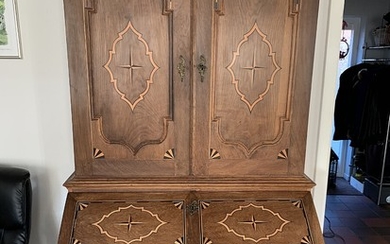 A Danish oakwood bureau cabinet inlaid with intarsia. Mid-18th century. H. 210 cm. W. 120 cm. D. 25/60 cm.
