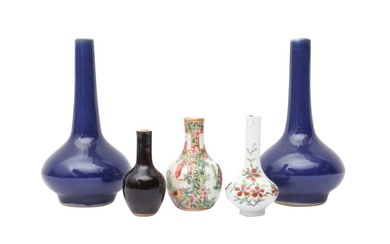 A GROUP OF CHINESE SMALL VASES 清 袖珍瓶一組