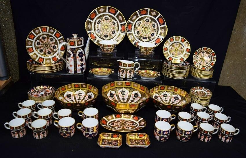 A HUGE COLLECTION OF ROYAL CROWN DERBY IMARI WARE