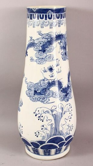 A LARGE CHINESE BLUE AND WHITE TAPERING VASE / STICK
