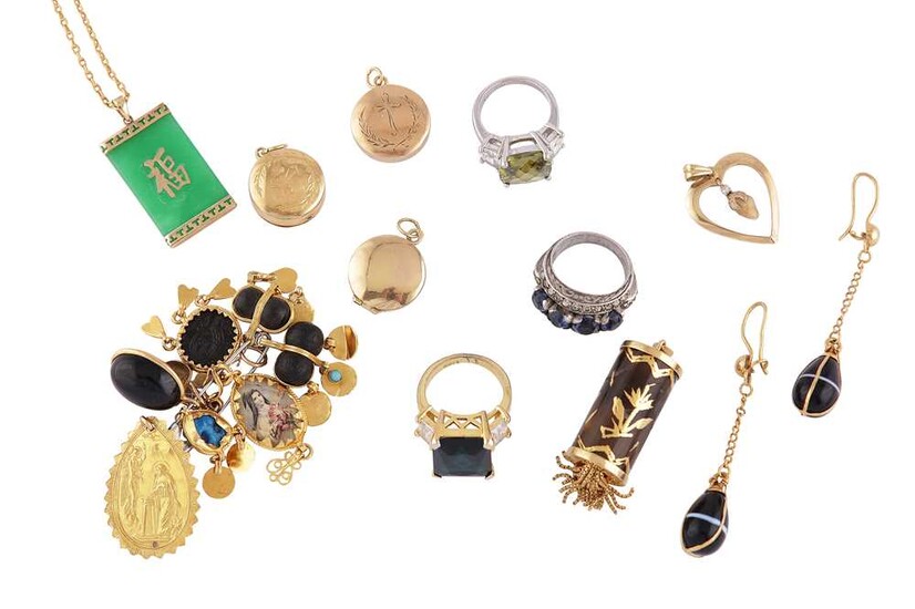 A LARGE COLLECTION OF JEWELLERY