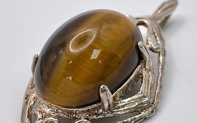A LARGE STERLING SILVER TIGERS EYE SET PENDANT, WEIGHT...