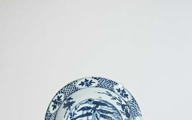 A LARGE 'SWATOW' BLUE AND WHITE PORCELAIN CHARGER