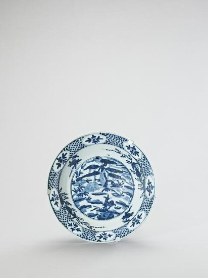 A LARGE 'SWATOW' BLUE AND WHITE PORCELAIN CHARGER