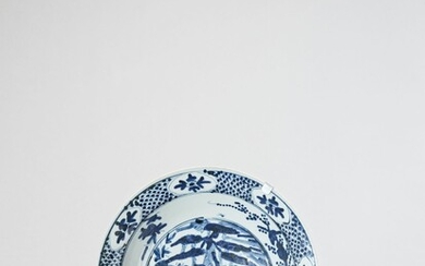 A LARGE ‘SWATOW’ BLUE AND WHITE PORCELAIN CHARGER