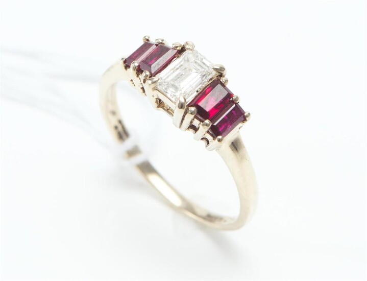 A RUBY AND DIAMOND RING IN 18CT GOLD, FEATURING A BAGUETTE CUT DIAMOND OF 0.43CT, FLANKED BY FOUR BAGUETTE CUT RUBIES TOTALLING 0.74...
