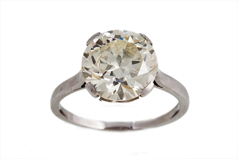 A SOLITAIRE DIAMOND RING, the circular diamond weighing appr...