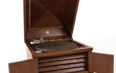 A Victor grammophone speler, United Kingdom, 20th century.