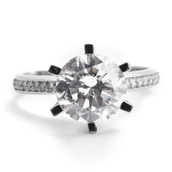 A diamond ring set with a brilliant-cut diamond weighing app. 2.50 ct., mounted in 18k white gold. Size 54.
