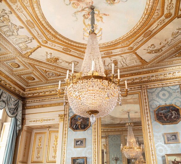 A gilt-bronze and cut glass chandelier, Empire | Lustre corbeille en verre taillé et bronze doré d'époque Empire