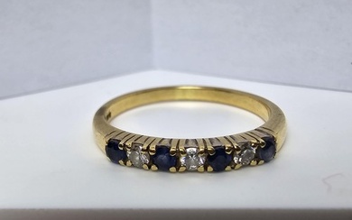 A good quality hallmarked 18ct yellow gold 7 stone ring inse...