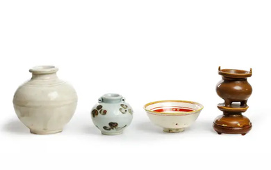 A group of four Chinese ceramic vessels Five dynasties - 20th century...