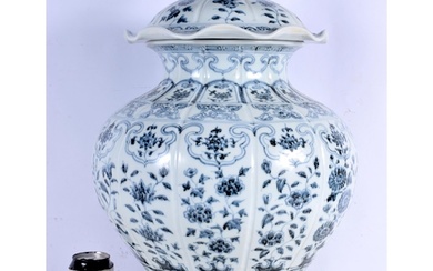 A large Chinese Porcelain blue and white Jar with cover deco...