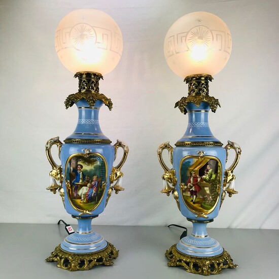 A pair of gilt bronze mounted Porcelaine de Paris lamps (h. 68.5 cm) (2) - Bronze (gilt), Glass, Porcelain - Late 19th century