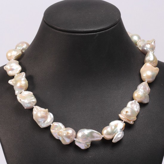 A pearl necklace with a clasp of sterling silver set with numerous cultured freshwater pearls. Pearl diam. app. 1.5 cm. L. app. 47 cm.