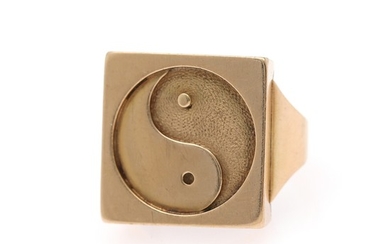 A ring of 14k gold decorated with yin & yang symbol. Weight app. 9.2 g. Size 52.