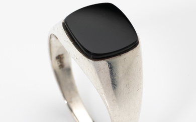 A vintage sterling silver and onyx signet ring, Size S...