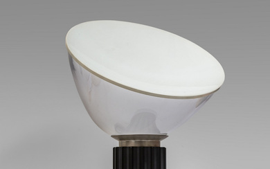 ACHILLE CASTIGLIONI, FLOS, 1962. Una lampada da tavolo 'Taccia'. Fusione di alluminio,...