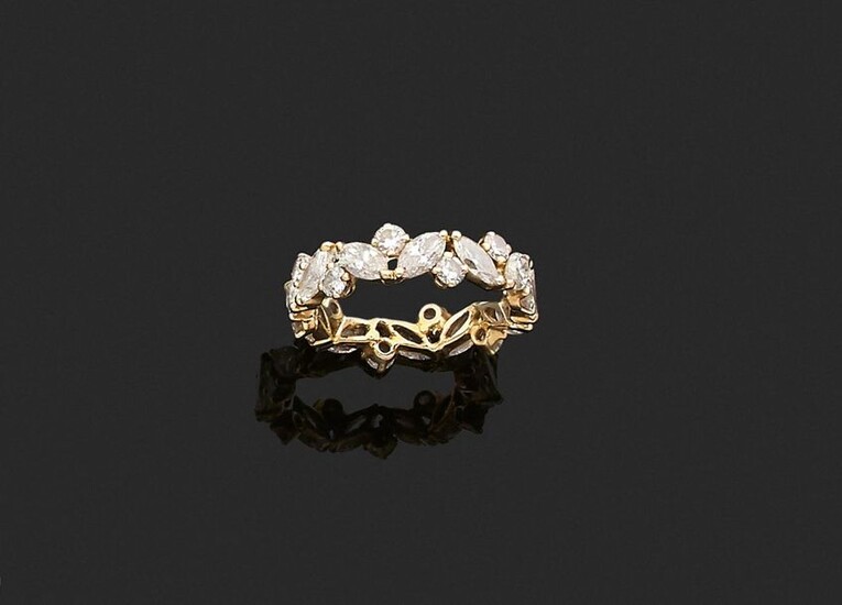 ALLIANCE in 750 thousandths yellow gold, entirely set with twenty-four round brilliant and shuttle-cut diamonds. Finger size: 48. Gross weight: 2.3 g. Yellow gold wedding band set with round and shuttle diamonds.