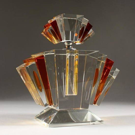 AN ART DECO STYLE AMBER AND CLEAR GLASS SCENT BOTTLE.