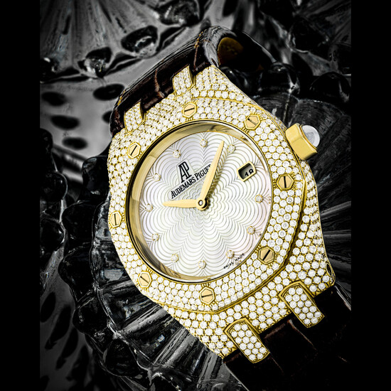 AUDEMARS PIGUET. A LADY’S 18K GOLD AND DIAMOND-SET WRISTWATCH WITH DATE AND MOTHER-OF-PEARL DIAL LADY’S ROYAL OAK MODEL, REF. 67605BA, SOLD IN 2007