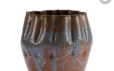 AUGUSTE DELAHERCHE (1857-1940) Important vase au col juponné et présentant une frise de pois en...