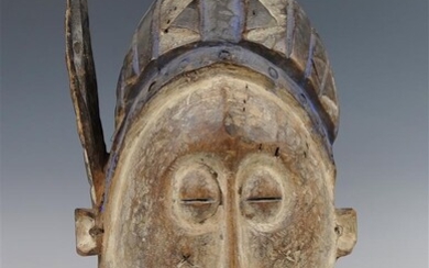 (-), Afrikaans houten masker, deels gepolychromeerd, versierd met...