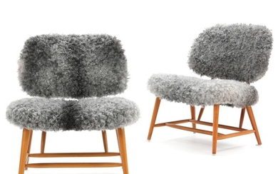 Alf Svensson: “TeVe”. A pair of lounge chairs with beech frame. Upholstered with grey lambskin. Manufactured by Ljungs Industrier. (2)