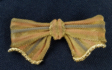 An early 20th century tri-colour 14ct gold mesh bow brooch.