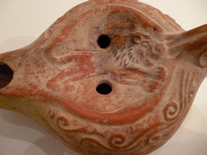 Ancient Roman Earthenware (a119) oil lamp with leaping lion - 0×8×12 cm - (1)