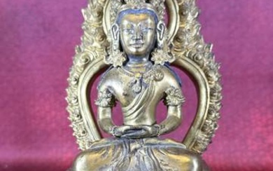 Antica scultura raff.te Buddha Amitayus in trono, in bronzo dorato,...