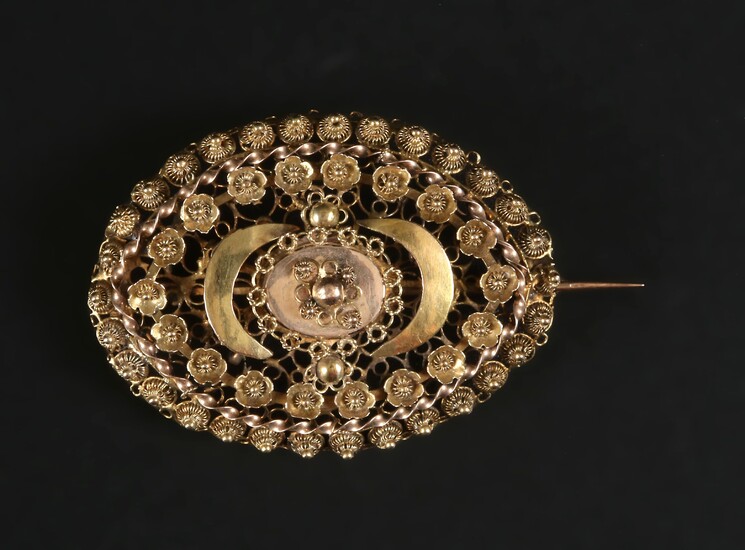 Antique oval Zeeland gold man's brooch, around 1900