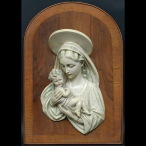 Arturo Pannunzio ( Campobasso 1891 - Milano 1953 ) , "Madonna con Bambino", scultura in ceramica dipinta su pannello ligneo centinato, firmato sul fianco (cm tot 35x50) (difetti)