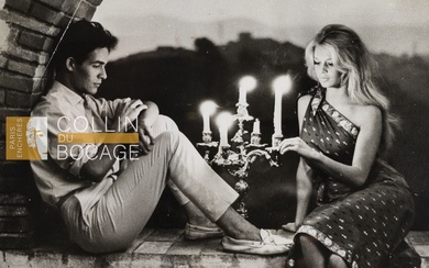 BRIGITTE BARDOT Brigitte Bardot et Jacques Charrier. Soirée aux chandelles. Tirage argentique d'époque par Pierre...