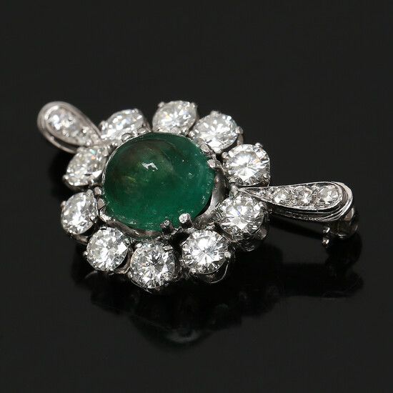 BROOCH, 18K white gold with emerald and diamonds approx. 3.30 ctv.