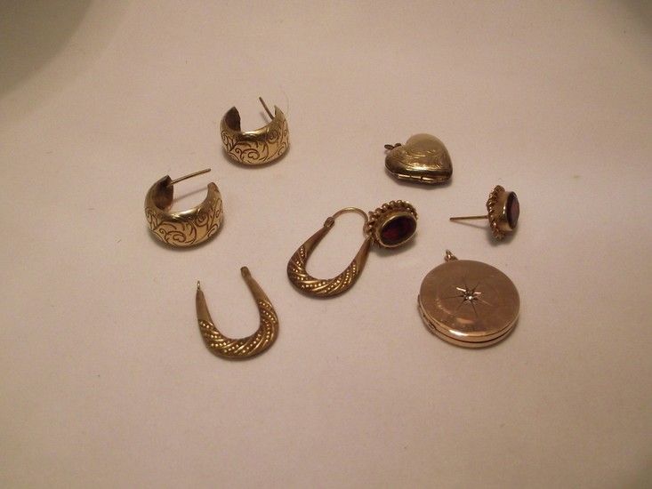 Bag of gold and yellow metal items to include diamond set go...
